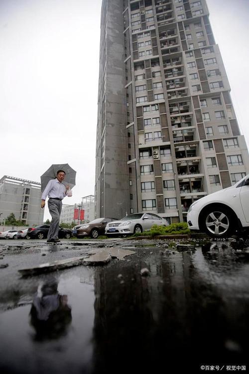 2025年新澳门天天开彩大全和天降花盆砸路人脚边与花盆坠落将人砸死