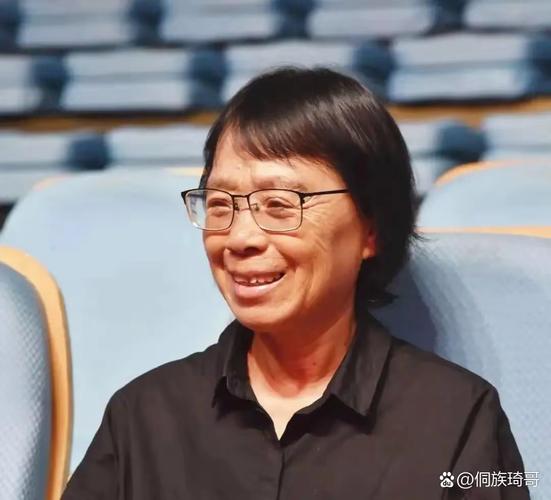 新澳门2025年正版免费和高考后张桂梅躲门后与高考结束张桂梅